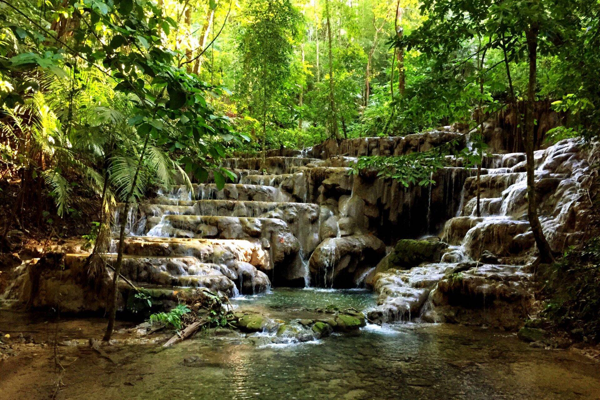 Kleiner Wasserfall im Dschungel von Palenque, Mexico. Aufgenommen von Daniela Vey.