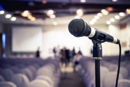 Mikrofon als Symbol zur Ankündigung von Konzerten, Theaterstücken und anderen Veranstaltungen über Facebook, Instagram und Twitter