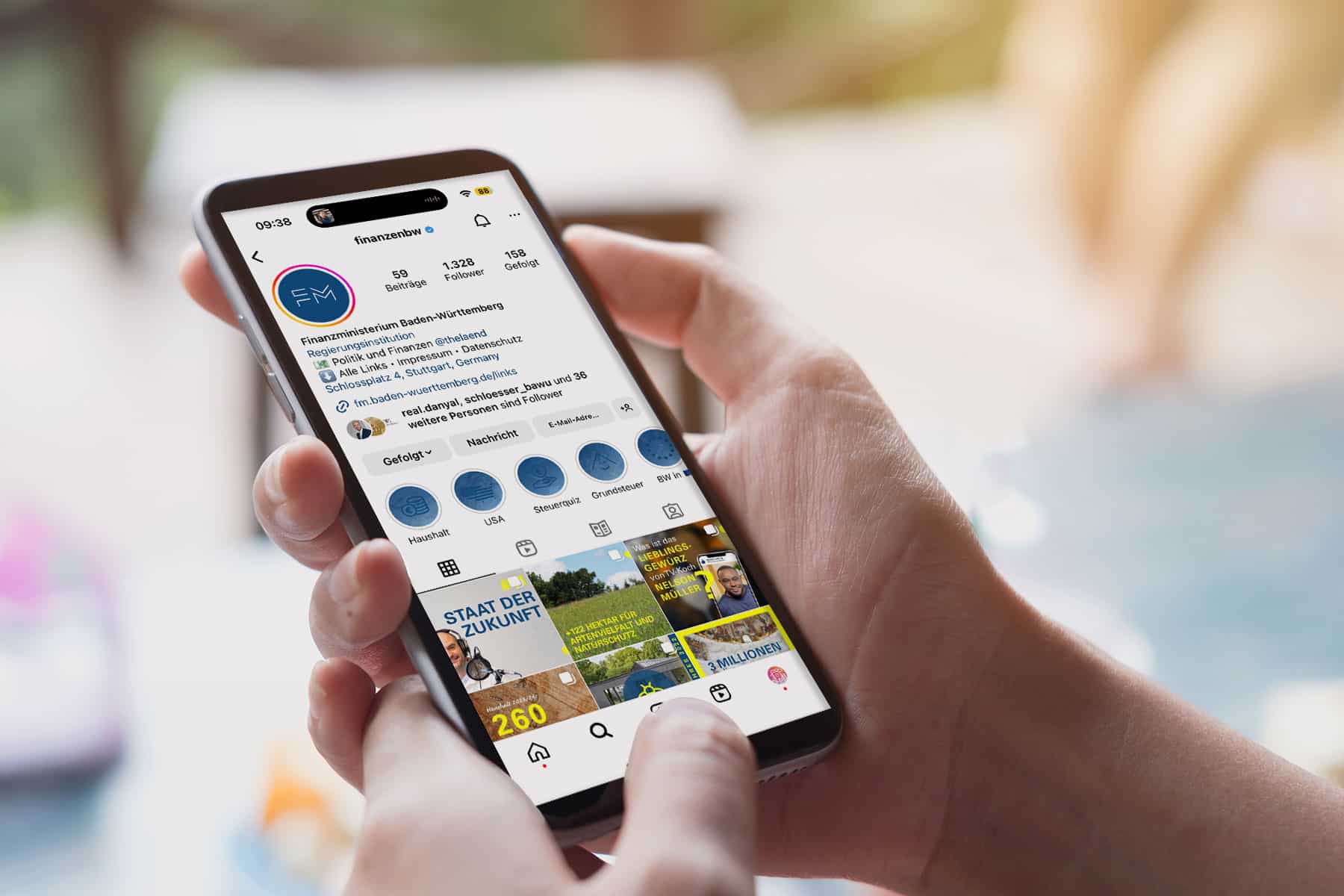 Smartphone mit dem Instagram-Account des Finanzministeriums Baden-Württemberg